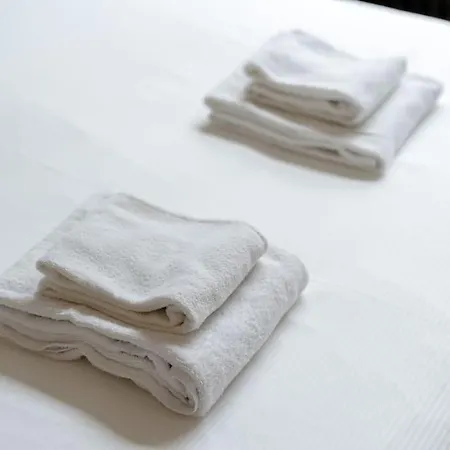 Petite - Feet In Water Hands On The Rock Appartement *