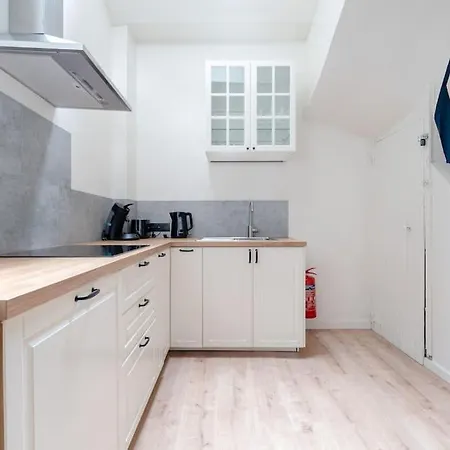 Petite - Feet In Water Hands On The Rock Appartement
