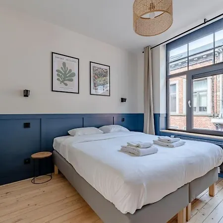 Petite - Feet In Water Hands On The Rock Appartement