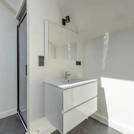 Petite - Feet In Water Hands On The Rock Appartement *