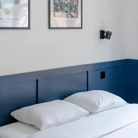 Appartement Petite - Feet In Water Hands On The Rock