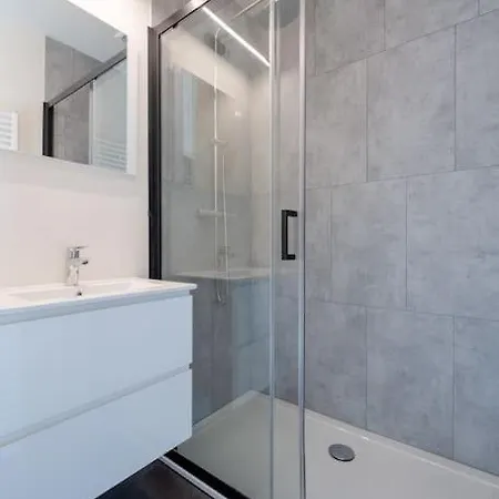 Petite - Feet In Water Hands On The Rock * Dinant