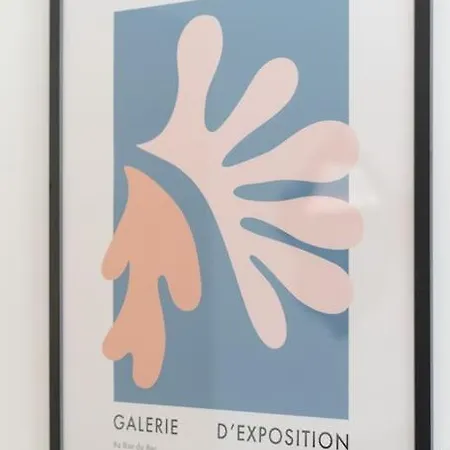 Petite - Feet In Water Hands On The Rock * Dinant