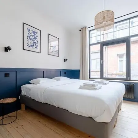 Petite - Feet In Water Hands On The Rock Dinant