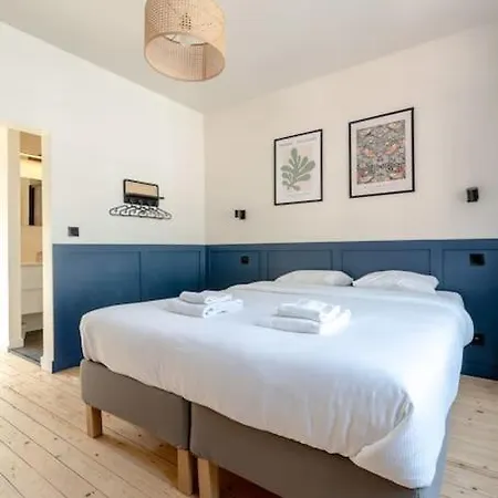 Petite - Feet In Water Hands On The Rock Appartement