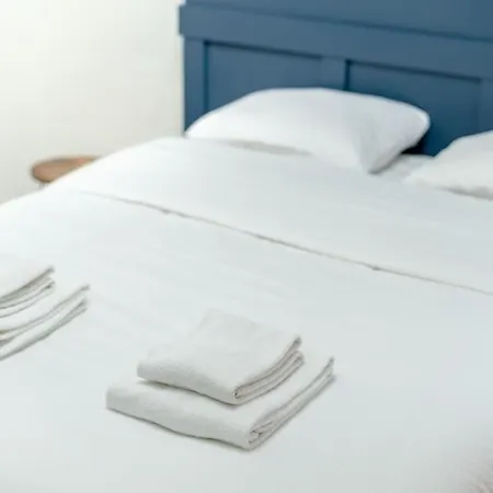 Petite - Feet In Water Hands On The Rock * Dinant