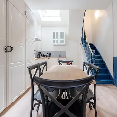 Appartement Petite - Feet In Water Hands On The Rock