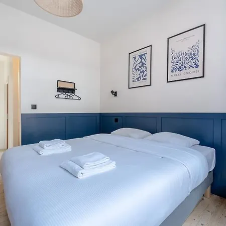 Petite - Feet In Water Hands On The Rock * Dinant