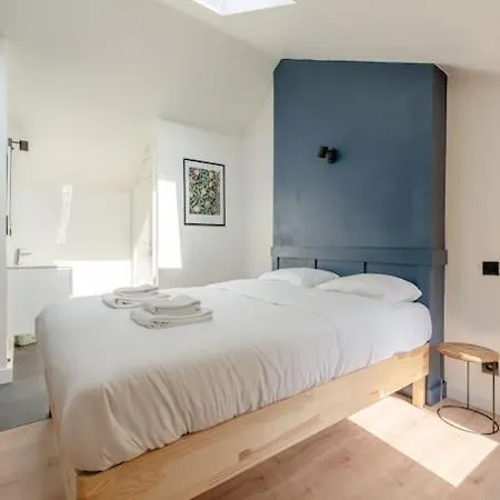 Appartement Petite - Feet In Water Hands On The Rock *