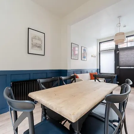 Appartement Petite - Feet In Water Hands On The Rock *