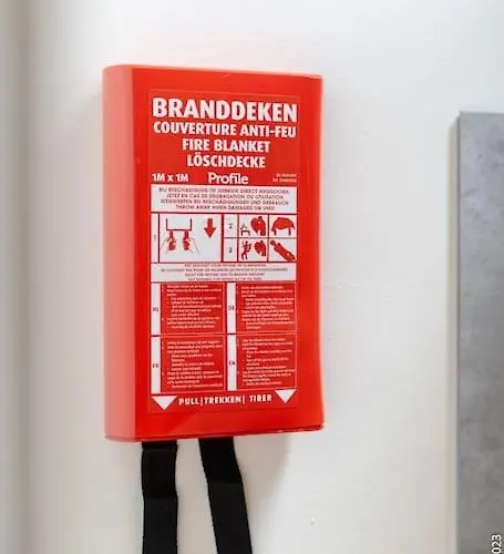 Petite - Feet In Water Hands On The Rock Dinant