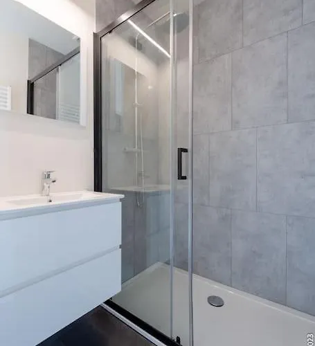 Petite - Feet In Water Hands On The Rock * Dinant